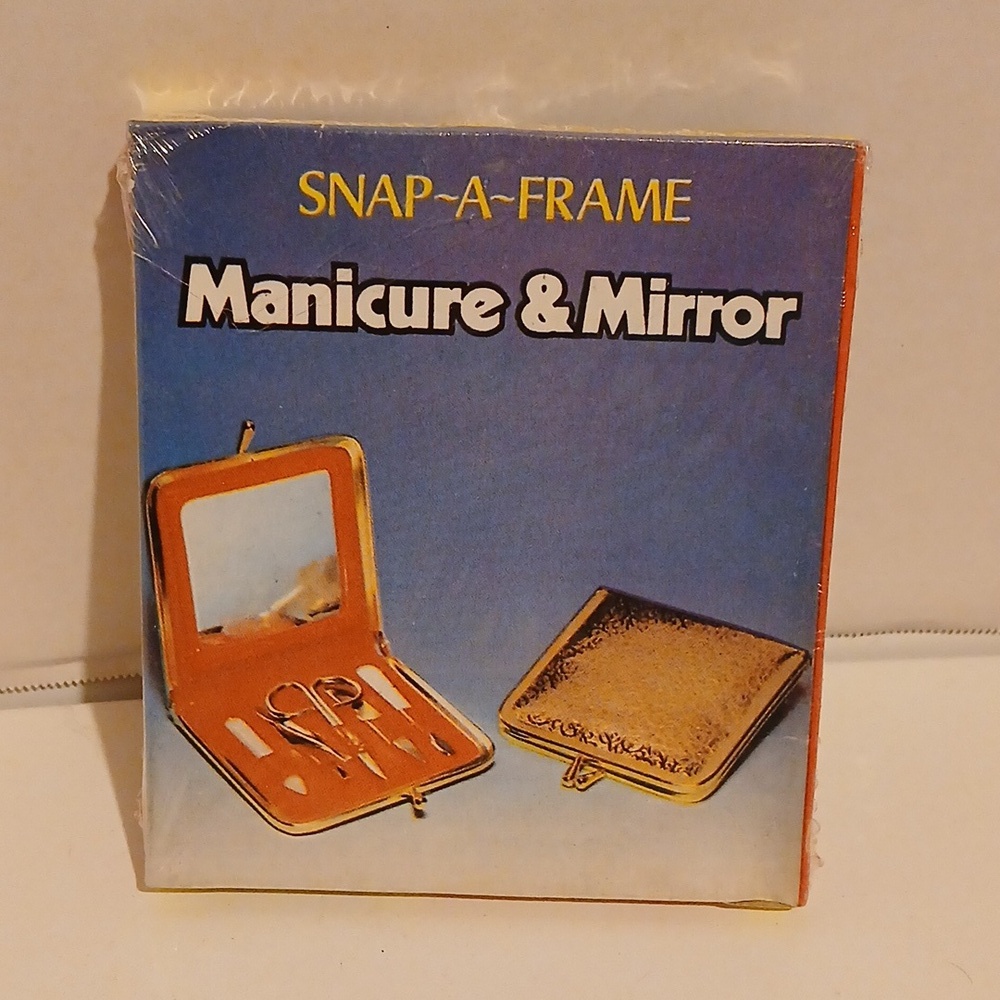 Vintage 70s Gold Manicure Set with Mirror - Picture 3 of 3